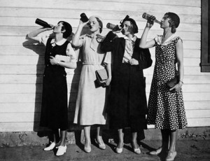 flappers-drinking-together